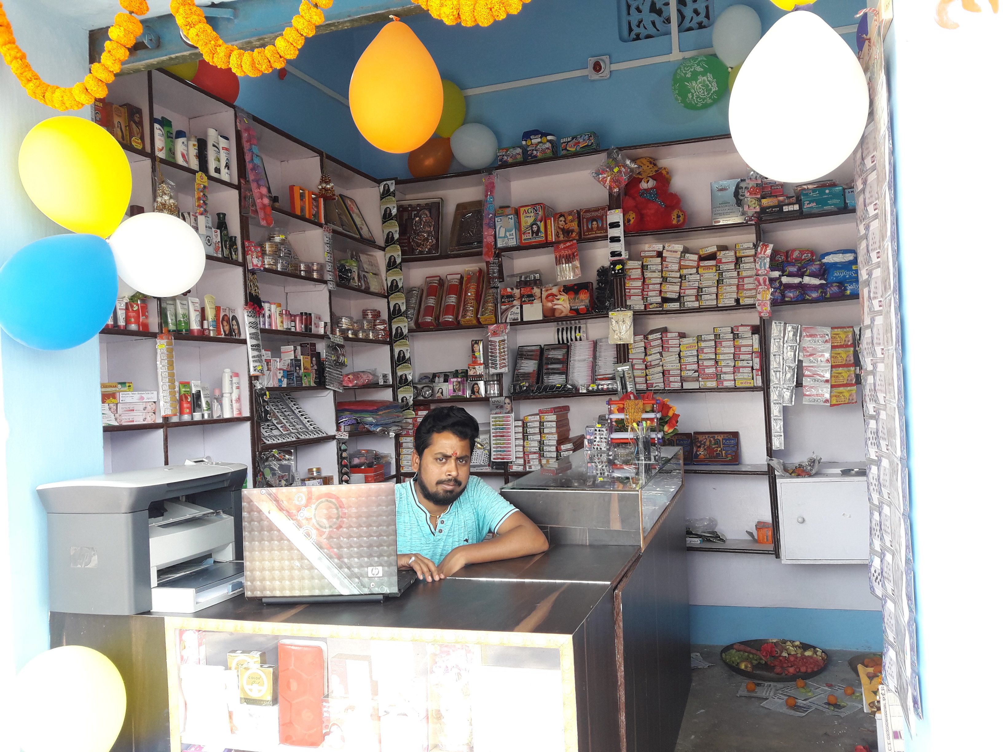 कोमल श्रृंगार एवं गिफ्ट पैलेश नगवां मुहल्ला - Cover Image